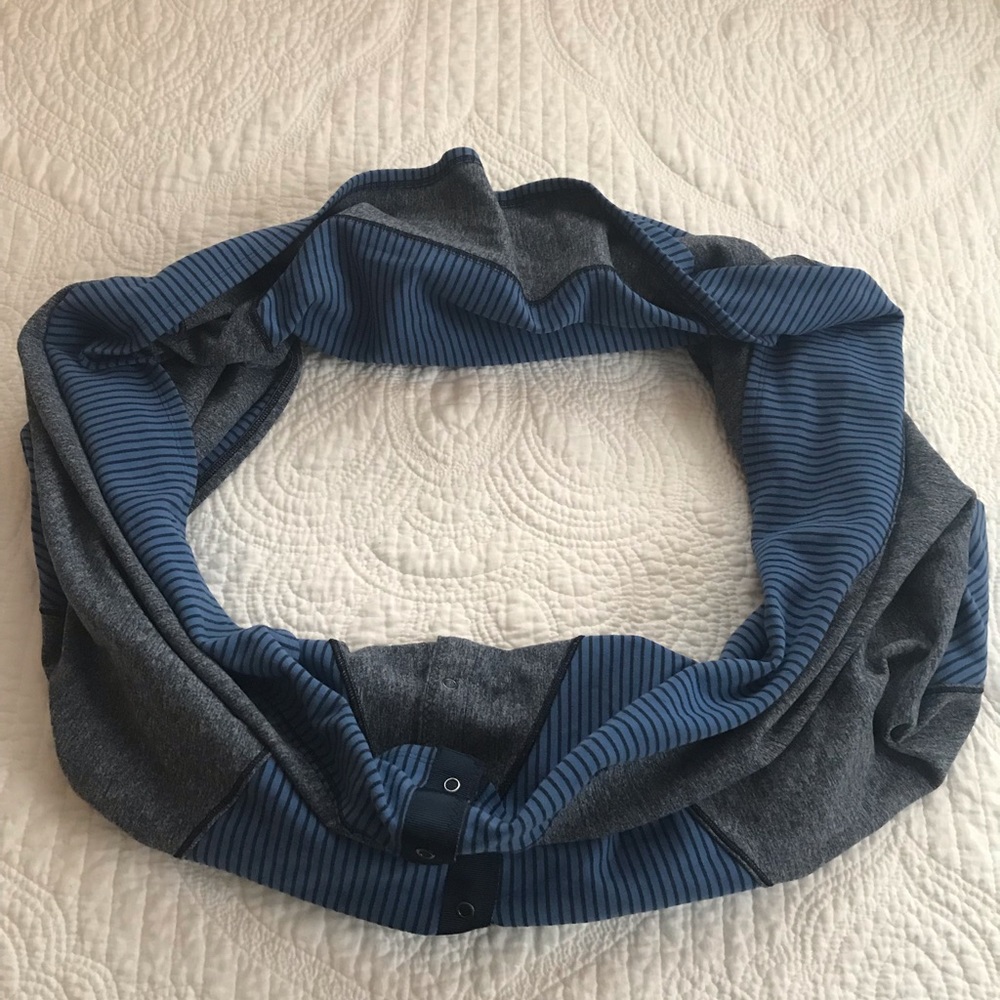 Lululemon Infinity button down scarf